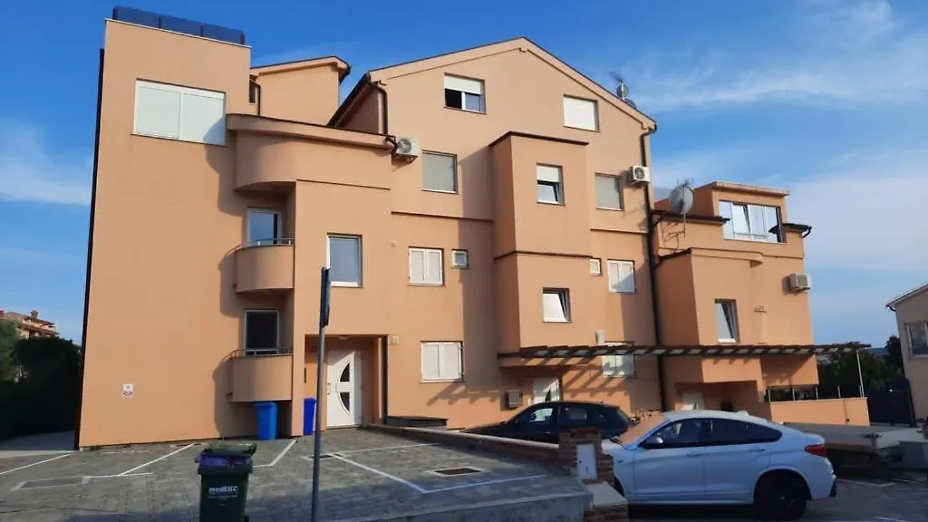 Strandnahes Apartment Posesi Mit Pool Nur 200M! Medulin